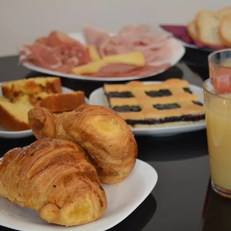 Elena Nocleg ze śniadaniem 3*